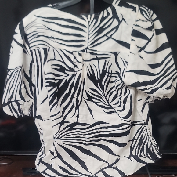 Stylish Black and White Women's Top - Picture 2 of 2